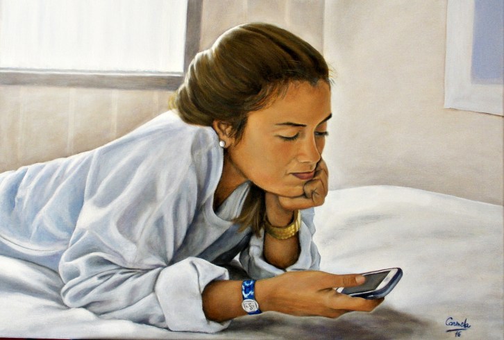 Chica mirando el móvil