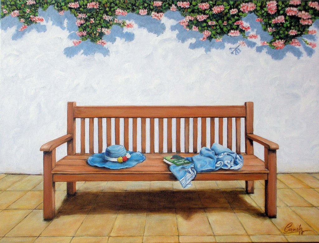 Banco y tapia blanca con flores