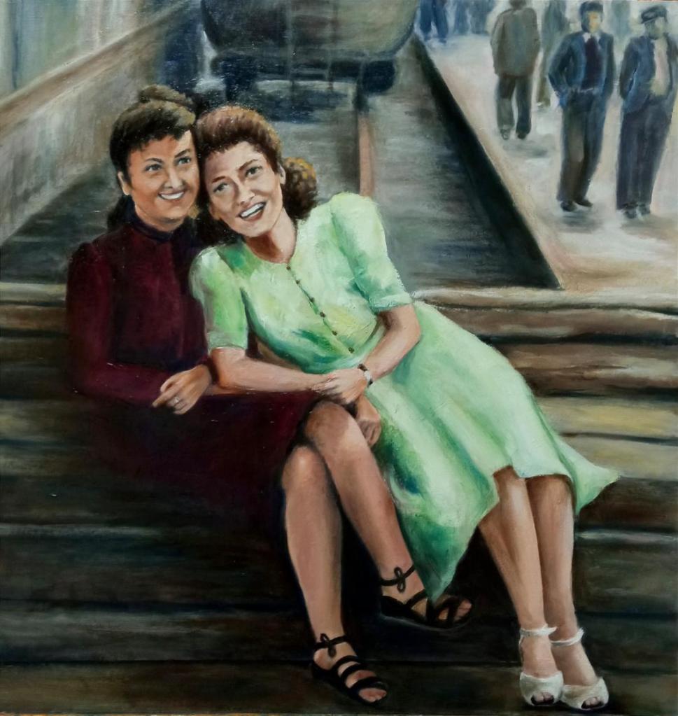 Chicas riéndose en una estación de tren